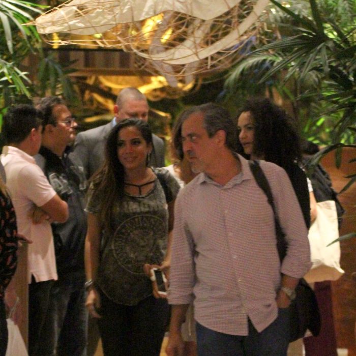  Anitta saiu para jantar com amigos em shopping no Rio de Janeiro, nessa quarta-feira (29) 