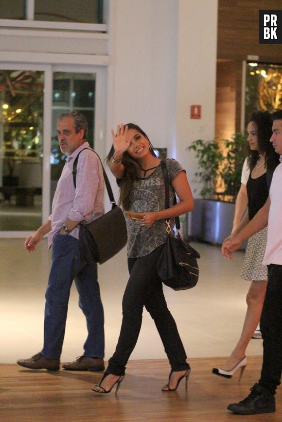 Anitta brinca com paparazzi shopping do Rio de Janeiro, nessa quarta-feira (29)