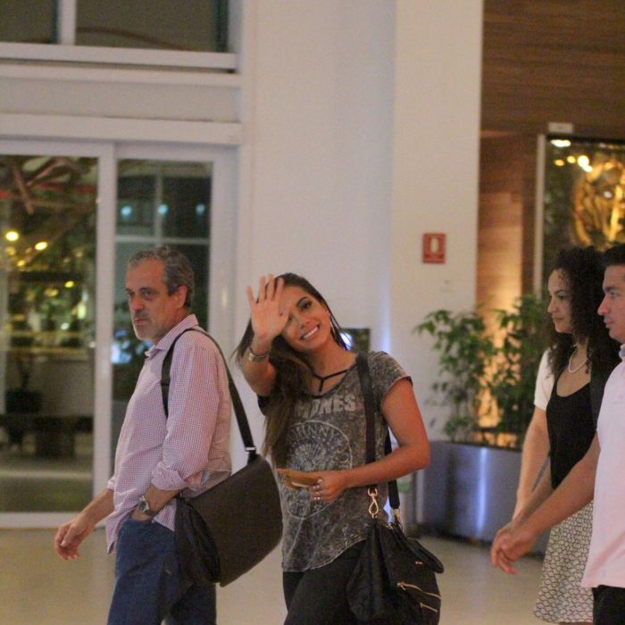  Anitta brinca com paparazzi shopping do Rio de Janeiro, nessa quarta-feira (29) 