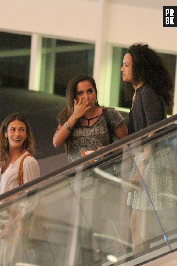 Anitta janta com amigas em shopping do Rio de Janeiro