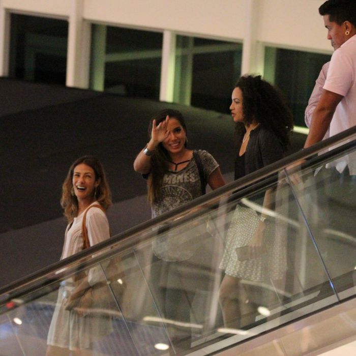  Amigas riem de brincadeira de Anitta com fot&amp;oacute;grafos em shopping do Rio 