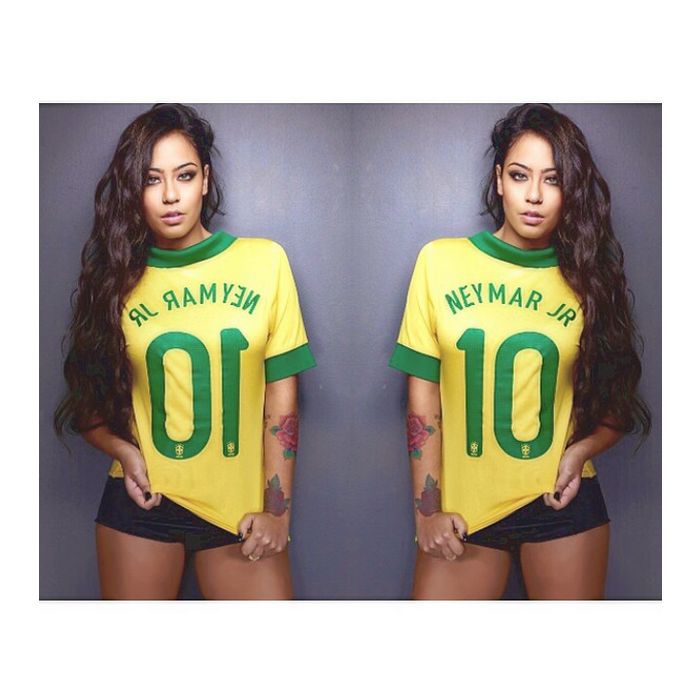  No Instagram, Rafaella Santos posa vestindo a camisa do irm&amp;atilde;o, Neymar Jr. 
