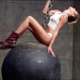 Miley Cyrus sumiu com a corrente no cartaz de Wrecking Ball!