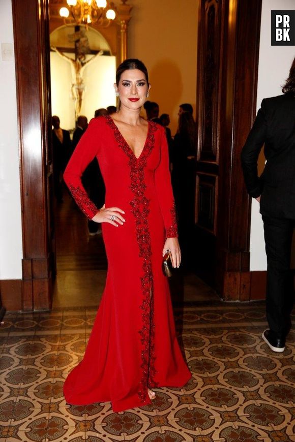 Ali na disputa acirrada pelo melhor look da noite, a linda da Fernanda Paes Leme roubou todos os holofotes com o seu modelito. Tem vermelho pra dar e vender!