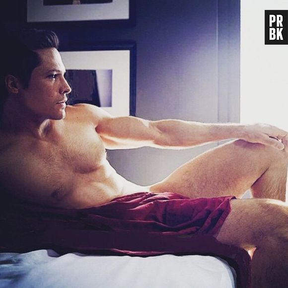 Nick Wechsler, Jack de Revenge posando quase pelado