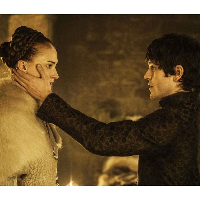 Em &quot;Game of Thrones&quot;, Sansa (Sophie Turner) teve uma lua de mel dolorosa com Ramsay Bolton (Iwan Rheon)