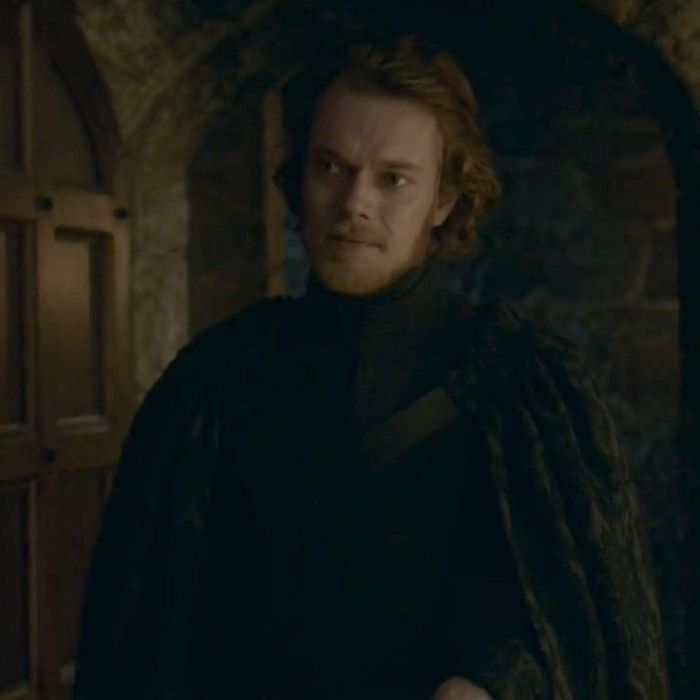 Theon (Alfie Allen) foi buscar Sansa (Sophie Turner) para a sua noite de núpcias em &quot;Game of Thrones&quot;
