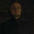 Theon (Alfie Allen) chora enquanto vê Sansa (Sophie Turner) ser abusada pelo marido em "Game of Thrones"