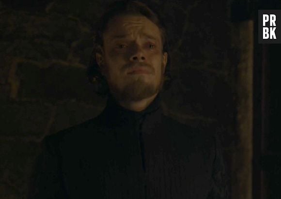 Theon (Alfie Allen) chora enquanto vê Sansa (Sophie Turner) ser abusada pelo marido em "Game of Thrones"