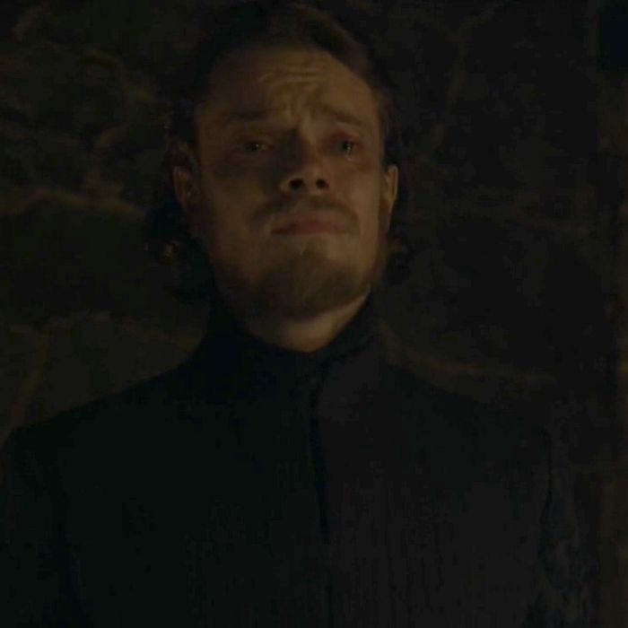 Theon (Alfie Allen) chora enquanto vê Sansa (Sophie Turner) ser abusada pelo marido em &quot;Game of Thrones&quot;