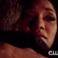 Iris (Candice Patton) chora ao se despedir de Barry (Grant Gustin) em "The Flash"