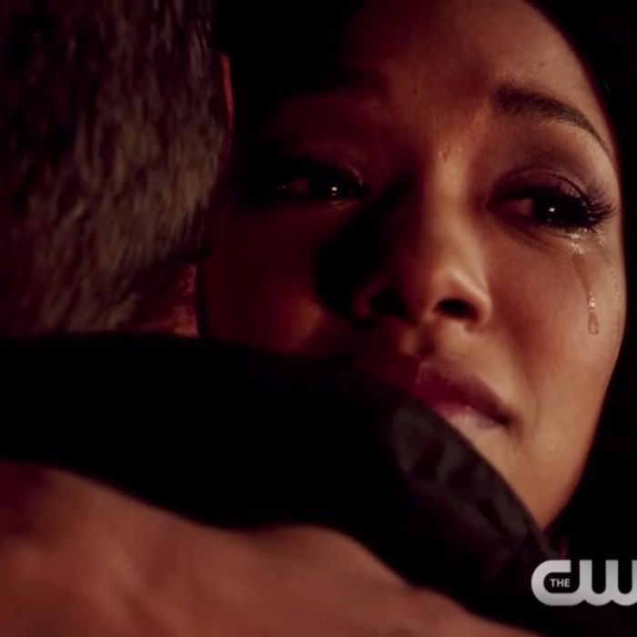 Iris (Candice Patton) chora ao se despedir de Barry (Grant Gustin) em &quot;The Flash&quot;