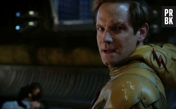 Wells (Tom Cavanagh) voltou à sua aparência original de Eobard Thawne (Matt Letscher) antes de morrer em "The Flash"