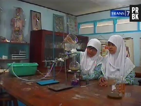 As estudantes Dwi Nailul Izzah e Rintya Aprianti Miki criaram um purificador de ar a partir de cocô de vaca. Louco, né?