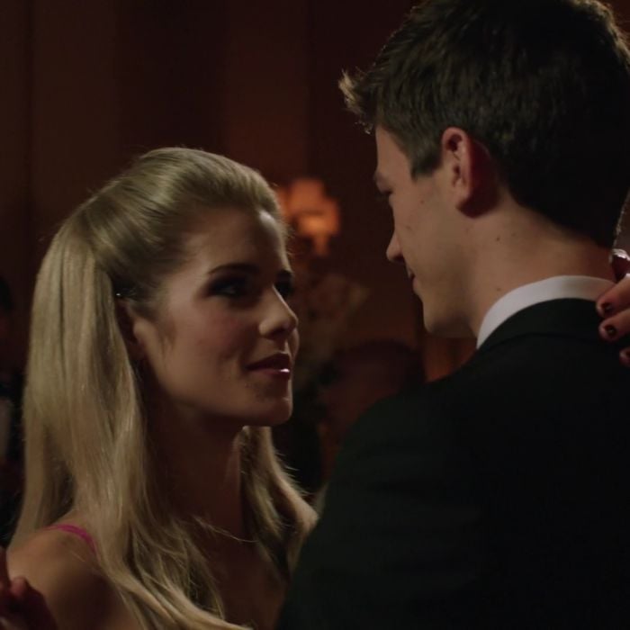 Em &quot;The Flash&quot;, Barry (Grant Gustin) e Felicity (Emily Bett Rickards) já tiveram um affair
