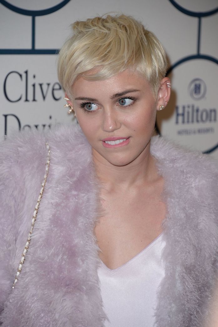 Miley Cyrus Faz Zoeira Com Justin Bieber E Posta Montagem Dele Abracado Com Porco Na Capa Da Paper Purebreak
