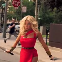 Ashley Benson, de "Pretty Little Liars", arrasa na pele da Lady Lisa em novo vídeo de "Pixels"