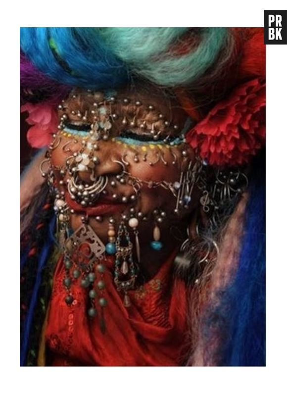 A brasileira Elaine Davidson está no livro dos recordes por ter mais de 9 mil furos de piercings em seu corpo