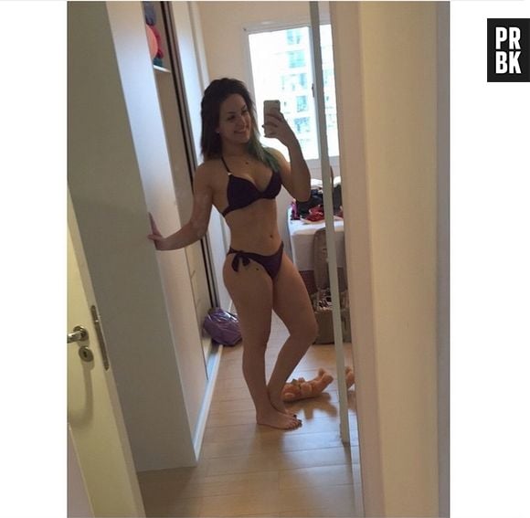 Desde que começou a pegar pesado na malhação, Kéfera não esconde mais o corpão!
