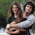  Em"Verdades Secretas", Angel (Camila Queiroz) namora com Guilherme (Gabriel Leone), mas sua cabe&ccedil;a t&aacute; em outra pessoa 