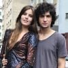 Angel (Camila Queiroz) e Guilherme (Gabriel Leone) dormem juntos na praia, na novela "Verdades Secretas"