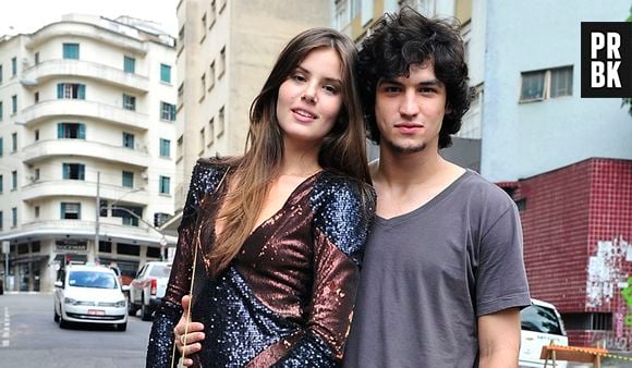 Angel (Camila Queiroz) e Guilherme (Gabriel Leone) dormem juntos na praia, na novela "Verdades Secretas"