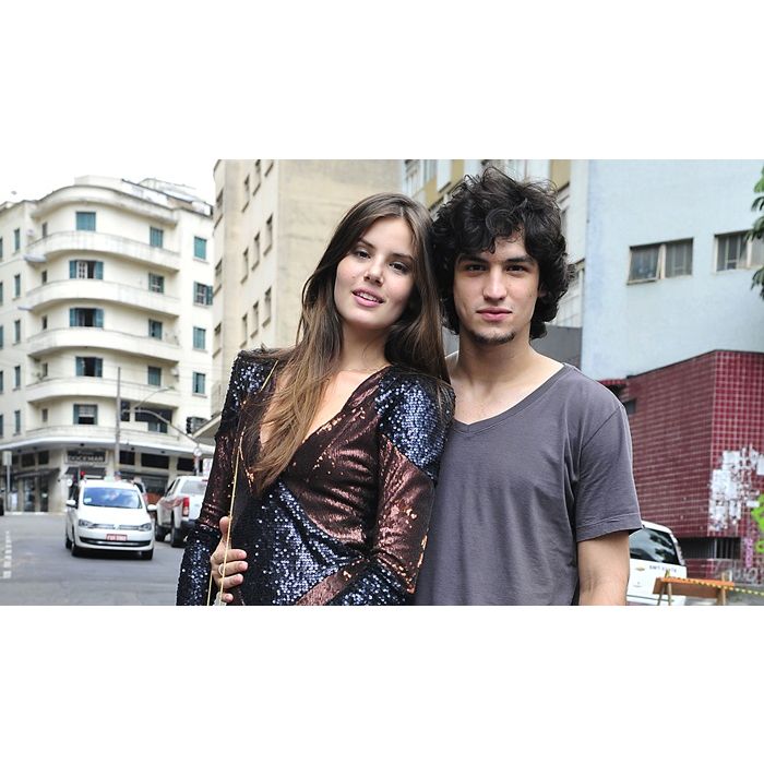  Angel (Camila Queiroz) e Guilherme (Gabriel Leone) dormem juntos na praia, na novela &quot;Verdades Secretas&quot; 