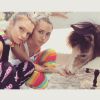 Ao lado de Miley Cyrus, Stella Maxwell gosta muito de cuidar dos animais