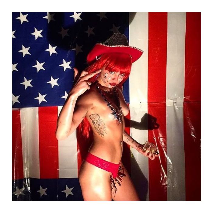  Miley Cyrus posa de topless e faz gesto obceno em foto publicada no Instagram 