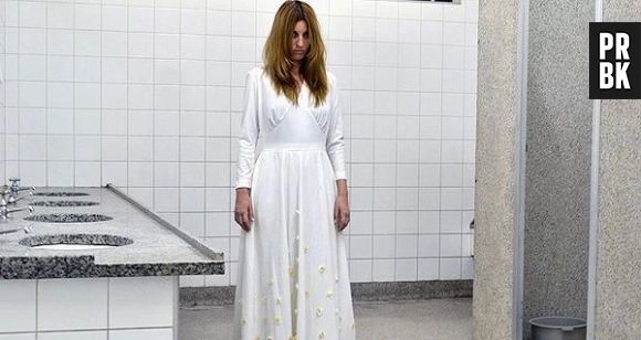 Vá a um banheiro e chame a loira do banheiro três vezes e veja o que acontece