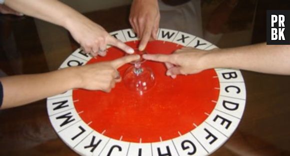 A brincadeira do copo dispensa apresentação. Alguém empurrava ou não com o dedo? 