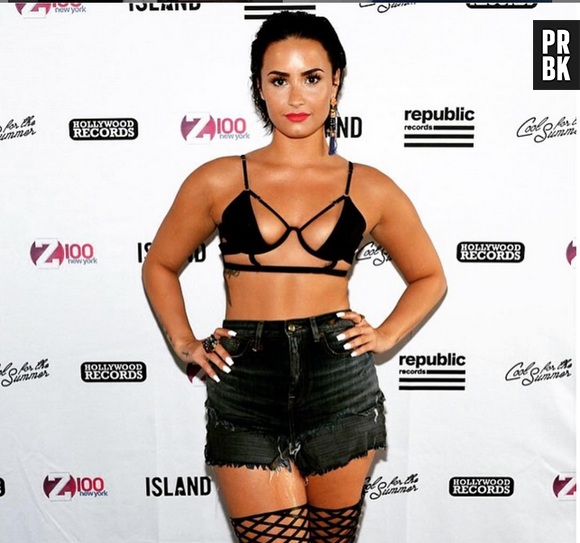 Demi Lovato sofreu algumas críticas pelo look usado para promover "Cool For The Summer"