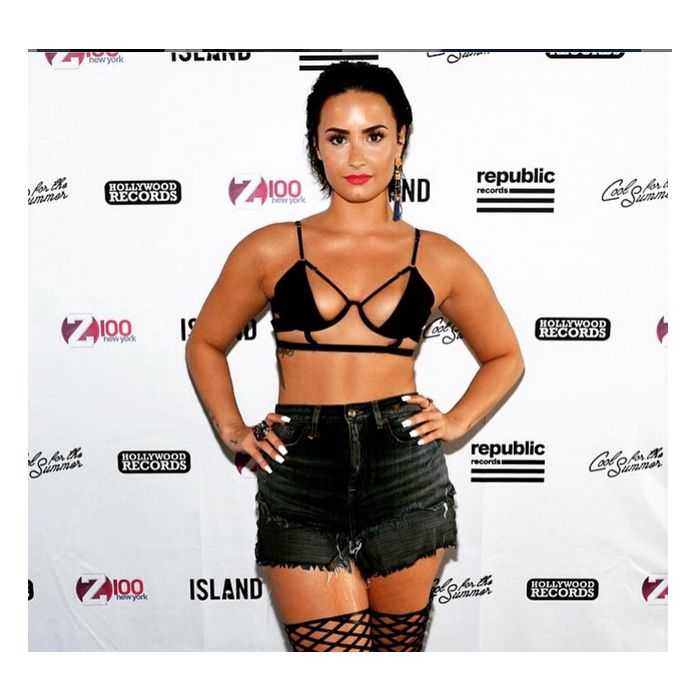  Demi Lovato sofreu algumas cr&amp;iacute;ticas pelo look usado para promover &quot;Cool For The Summer&quot; 