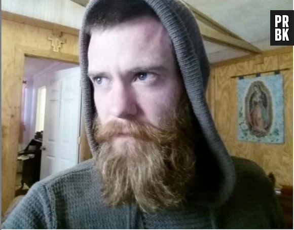 Bug Hall, ator de "Os Batutinhas", ostenta suas longas barbas em fotos no Twitter