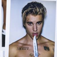 Justin Bieber posa sem camisa para revista e nega namoro com Hailey Baldwin: "Estou solteiro"