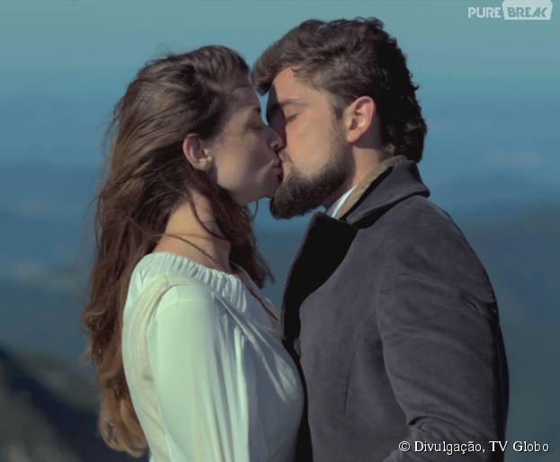 Em "Além do Tempo", Felipe (Rafael Cardoso) beija Lívia (Alinne Moraes)!