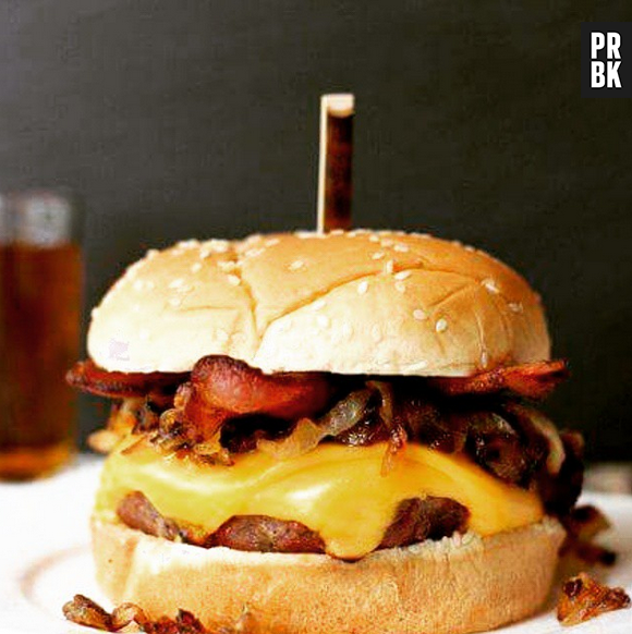 Hamburguer bom é com muito queijo!