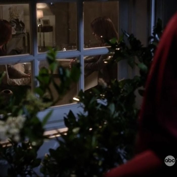 Em &quot;Pretty Little Liars&quot;, Red Coat observa enquanto Ella (Holly Marie Combs) e Ashley (Laura Leighton) pensam em uma forma de salvar suas filhas do perseguidor