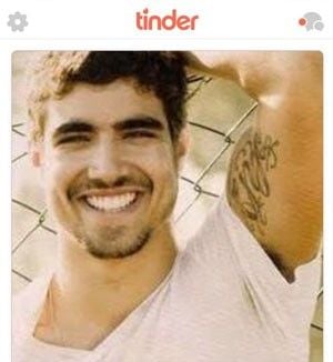 Caio Castro está no Tinder e tem perfil verificado pelo próprio aplicativo. Será que dá match?