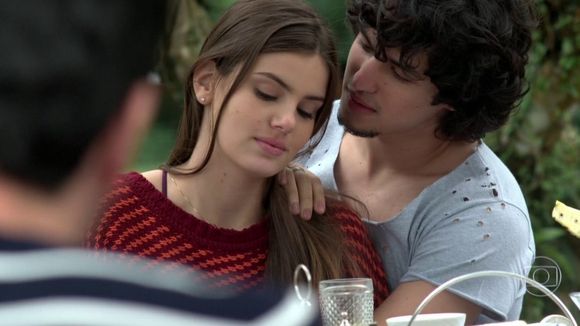 Novela "Verdades Secretas": Angel (Camila Queiroz) decide se casar com Guilherme e esconde de Alex