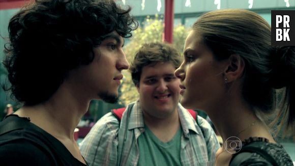 Eziel (Felipe Hintze) vai tomar uma surra de Guilherme (Gabriel Leone) quando descobrir a verdade sobre Angel (Camila Queiroz) em "Verdades Secretas"