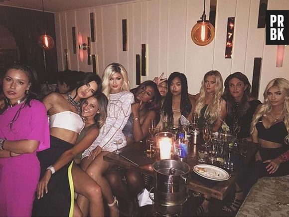 Kylie Jenner aparece loira em festa de 18 anos com Kendall Jenner e Caitlyn Jenner