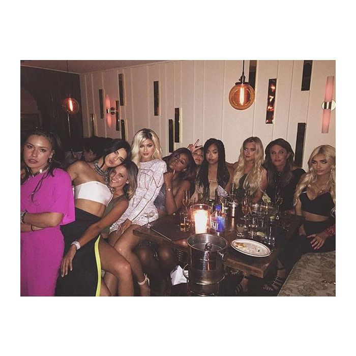  Kylie Jenner aparece loira em festa de 18 anos com Kendall Jenner e Caitlyn Jenner 