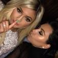  Loira, Kylie Jenner posa com Kim Kardashian na sua festa de 18 anos 