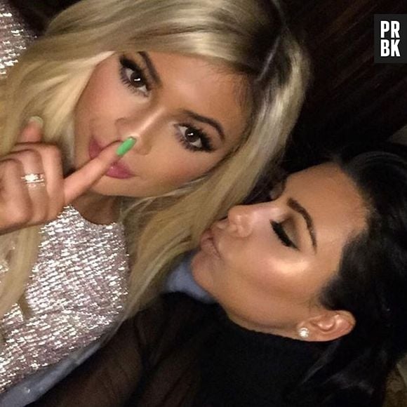 Loira, Kylie Jenner posa com Kim Kardashian na sua festa de 18 anos