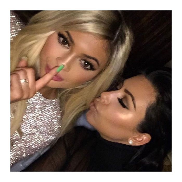  Loira, Kylie Jenner posa com Kim Kardashian na sua festa de 18 anos 