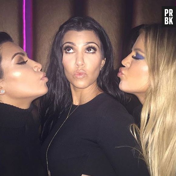 Kim Kardashian, Kourtney Kardashian e Khloe Kardashian posam no aniversário de 18 anos de kylie Jenner