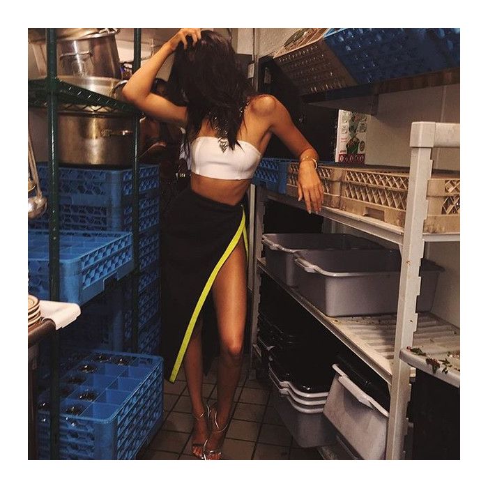  Kendall Jenner brinca na cozinha da festa de anivers&amp;aacute;rio de 18 anos de sua irm&amp;atilde; mais nova, Kylie Jenner 