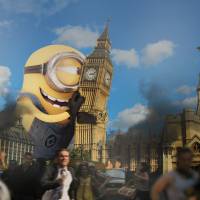 Minions gigantes dominam o mundo em montagens especiais! De Londres à Nova York
