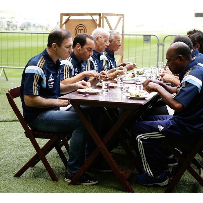  Os participantes do &quot;MasterChef Brasil&quot; cozinharam para atletas e &amp;iacute;dolos do Palmeiras, que votaram na comida mais saborosa 